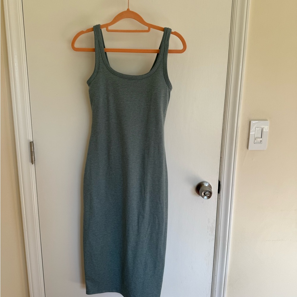Vuori Pose Essential Dress in Pistachio Heather XS